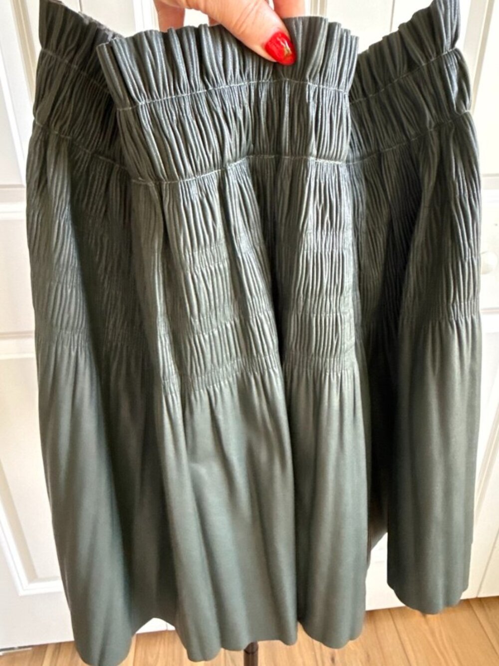 For All Mankind Olive Faux Leather Pleated Mini Skirt L Quiet Luxury Coastal Coo